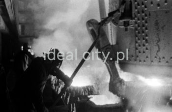 Kombinat metalurgiczny im. Lenina, stalownia konwertorowa – rozlewanie stali do wlewnic, lata 60


fot. Henryk Makarewicz/idealcity.pl



