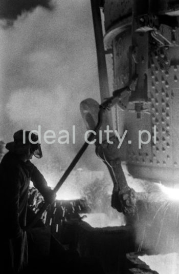Kombinat metalurgiczny im. Lenina, stalownia konwertorowa – rozlewanie stali do wlewnic, lata 60


fot. Henryk Makarewicz/idealcity.pl



