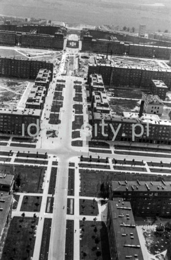 Fotografia lotnicza przedstawia widok od strony osiedli w strefie B i C (od lewej strony): Zielonego (B-2 Południe) i Słonecznego (B-33) oraz Górali (C-2 Południe) Uroczego (C-33) w kierunku nowohuckich osiedli centralnych wzdłuż alei Róż na przecięciu z ulicą Stefana Żeromskiego. Koniec l.50.XX w.

fot. Henryk Makarewicz/idealcity.pl

