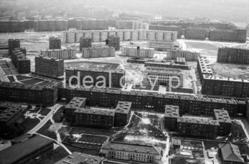 Fotografia lotnicza przedstawia część osiedli sektora B w Nowej Hucie. Od strony osiedla Zielonego (B-2 Południe), Słoneczne (B-33), Szklane Domy (B-32), Centrum B (B-31) oraz częsci osiedli strefy A: Hutniczego (A-33) oraz Centrum A (A-31).  

fot. Henryk Makarewicz/idealcity.pl

