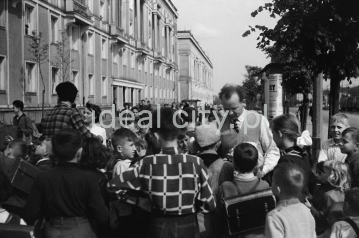 Nauczyciel z uczniami na deptaku Osiedla Centrum A (A-31), po prawej zarysy zabudowy Osiedla Centrum E. Połowa lat 50. XXw.

fot.  Henryk Makarewicz/idealcity.pl

