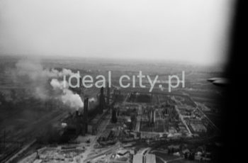 Widok z lotu ptaka na kombinat metalurgiczny im. W. I. Lenina w Nowej Hucie. Lata 60. XXw.

fot. Henryk Makarewicz/idealcity.pl

