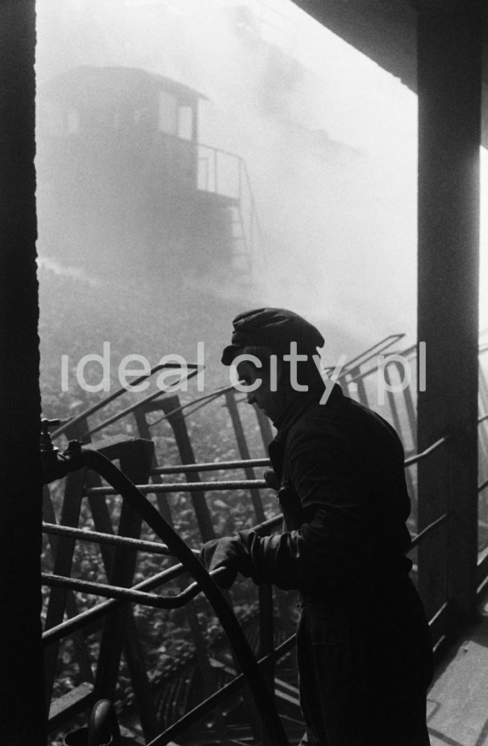 Lenin Metallurgical Combine, Coking Plant – coke oven battery, 1960s.
Coke is chiefly used for smelting iron in blast furnaces. Anthracite was coked in coke ovens invented in the 1940s. A group of such ovens was known as a coke oven battery.

Kombinat metalurgiczny im. Lenina, koksownia – bateria koksownicza, lata 60.
Koks wykorzystywany jest przede wszystkim w wytopie żelaza w wielkich piecach. Do koksowania węgla kamiennego służyły piece koksownicze wynalezione w latach 40. Zestaw takich pieców nazywał się baterią koksowniczą. 

Photo by Henryk Makarewicz/idealcity.pl



