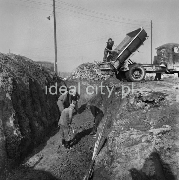 Grupa robotników przy pracach ziemnych na placu budowy w Nowej Hucie, lata 50r.

fot. Henryk Makarewicz/idealcity.pl


