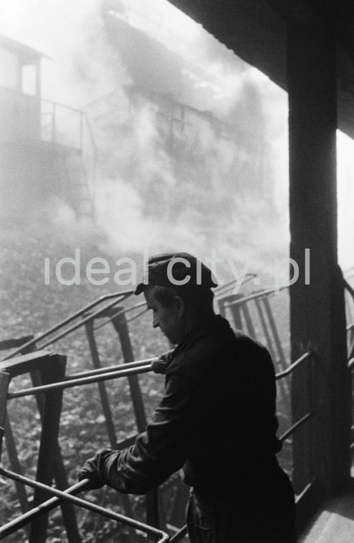 Lenin Metallurgical Combine, Coking Plant – pouring coke into cars. 1960s.
Coke is chiefly used for smelting iron in blast furnaces. Anthracite was coked in coke ovens invented in the 1940s. A group of such ovens was known as a coke oven battery.

Kombinat metalurgiczny im. Lenina, bateria koksownicza – wsypywanie koksu do wagonów, lata 60. XXw.
Koks wykorzystywany jest przede wszystkim w wytopie żelaza w wielkich piecach. Do koksowania węgla kamiennego służyły piece koksownicze wynalezione w latach 40. Zestaw takich pieców nazywał się baterią koksowniczą. 

Photo by Henryk Makarewicz/idealcity.pl


