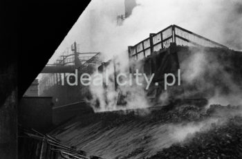 Kombinat metalurgiczny im. Lenina, bateria koksownicza – wsypywanie koksu do wagonów, lata 60. XXw.
Koks wykorzystywany jest przede wszystkim w wytopie żelaza w wielkich piecach. Do koksowania węgla kamiennego służyły piece koksownicze wynalezione w latach 40. Zestaw takich pieców nazywał się baterią koksowniczą. 

fot. Henryk Makarewicz/idealcity.pl



