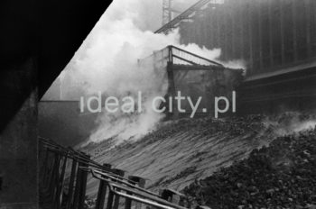 Kombinat metalurgiczny im. Lenina, bateria koksownicza – wsypywanie koksu do wagonów, lata 60. XXw.
Koks wykorzystywany jest przede wszystkim w wytopie żelaza w wielkich piecach. Do koksowania węgla kamiennego służyły piece koksownicze wynalezione w latach 40. Zestaw takich pieców nazywał się baterią koksowniczą. 

fot. Henryk Makarewicz/idealcity.pl


