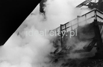 Kombinat metalurgiczny im. Lenina, bateria koksownicza – wsypywanie koksu do wagonów, lata 60. XXw.
Koks wykorzystywany jest przede wszystkim w wytopie żelaza w wielkich piecach. Do koksowania węgla kamiennego służyły piece koksownicze wynalezione w latach 40. Zestaw takich pieców nazywał się baterią koksowniczą. 

fot. Henryk Makarewicz/idealcity.pl


