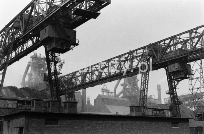 Lenin Metallurgical Combine, Blast Furnace site – coal and other raw materials storage yard and gantry cranes. 1960s.

Kombinat metalurgiczny im. Lenina, rejon Wielkiego Pieca – skład węgla i innych surowców oraz suwnice bramowe, lata 60.

Photo by Henryk Makarewicz/idealcity.pl



