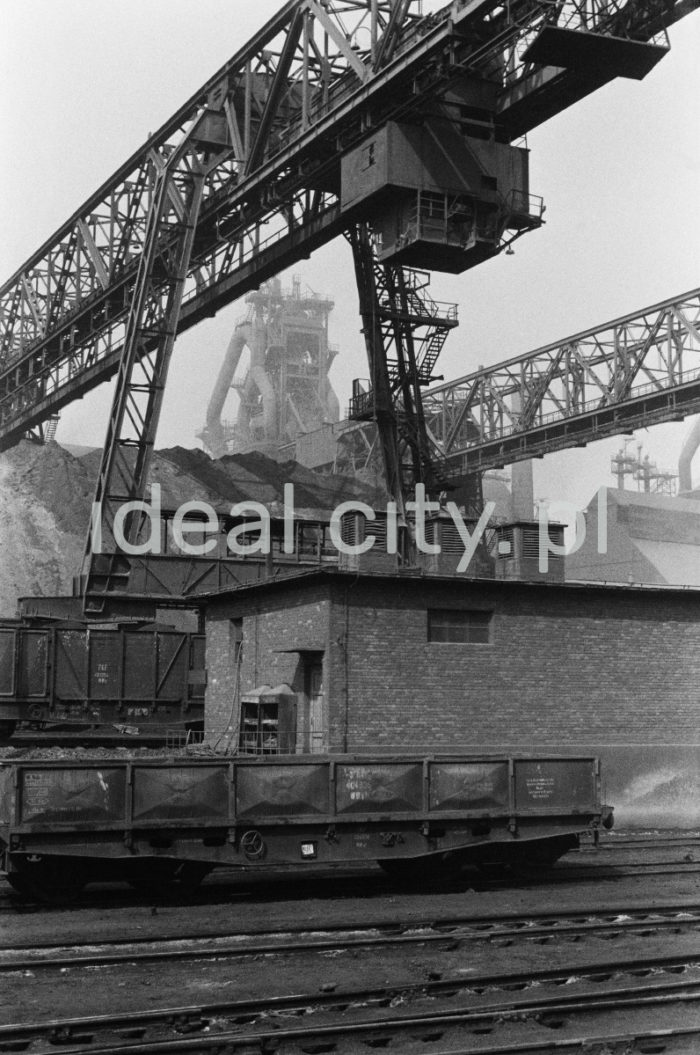 Lenin Metallurgical Combine, Blast Furnace site – coal and other raw materials storage yard and gantry cranes. 1960s.

Kombinat metalurgiczny im. Lenina, rejon Wielkiego Pieca – skład węgla i innych surowców oraz suwnice bramowe, lata 60.

Photo by Henryk Makarewicz/idealcity.pl


