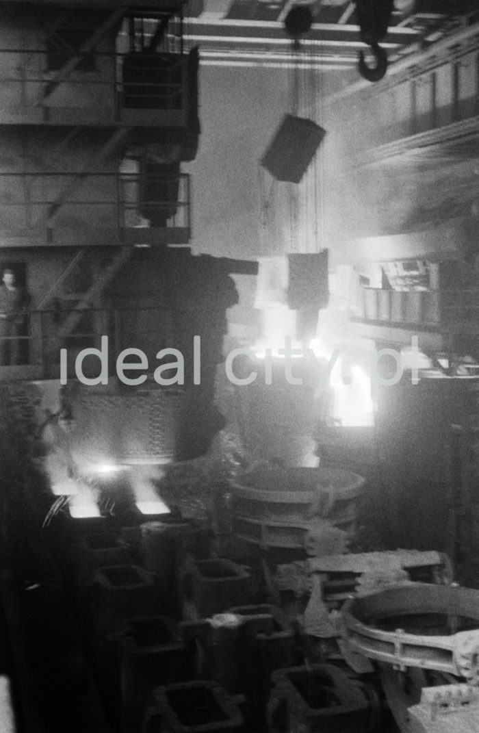 Lenin Metallurgical Combine, Converter Plant, casting hall – tapping steel from an open hearth furnace. 1960s.

Kombinat metalurgiczny im. Lenina, stalownia konwertorowa, hala rozlewnicza – spust stali z pieca martenowskiego, lata 60.

Photo by Henryk Makarewicz/idealcity.pl



