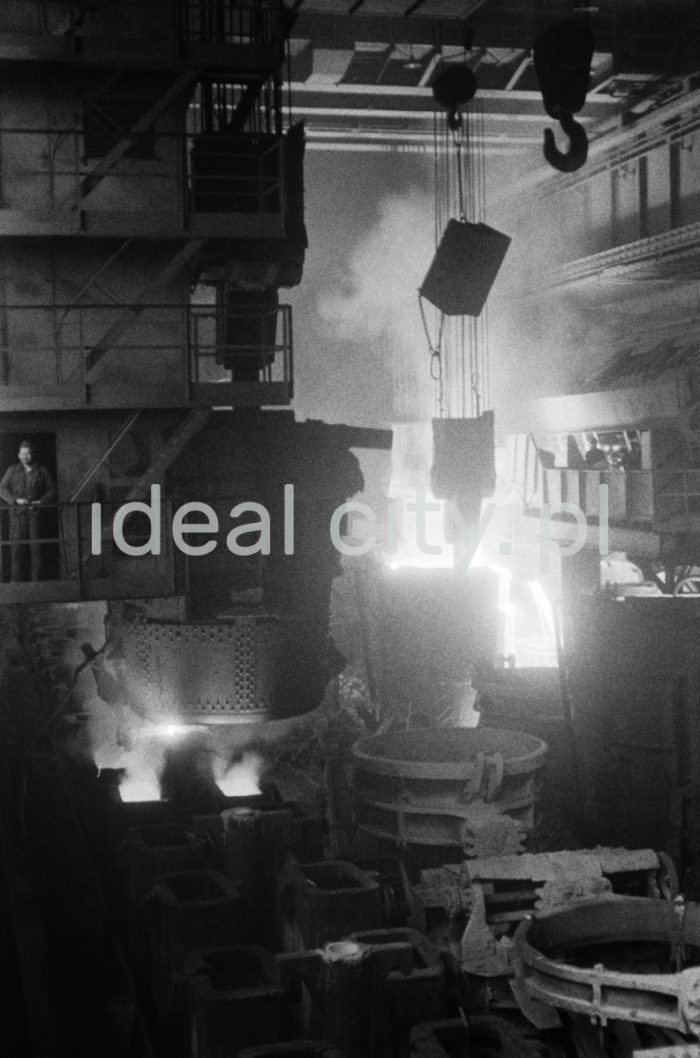 Lenin Metallurgical Combine, Converter Plant, casting hall – tapping steel from an open hearth furnace. 1960s.

Kombinat metalurgiczny im. Lenina, stalownia konwertorowa, hala rozlewnicza – spust stali z pieca martenowskiego, lata 60.

Photo by Henryk Makarewicz/idealcity.pl



