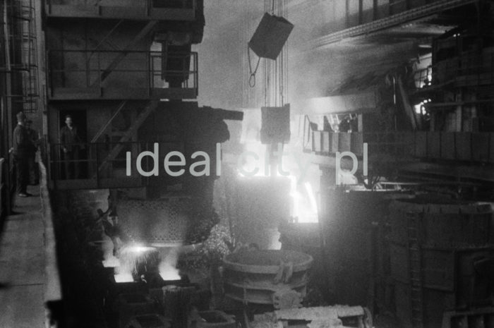 Lenin Metallurgical Combine, Converter Plant, casting hall – tapping steel from an open hearth furnace. 1960s.

Kombinat metalurgiczny im. Lenina, stalownia konwertorowa, hala rozlewnicza – spust stali z pieca martenowskiego, lata 60.

Photo by Henryk Makarewicz/idealcity.pl



