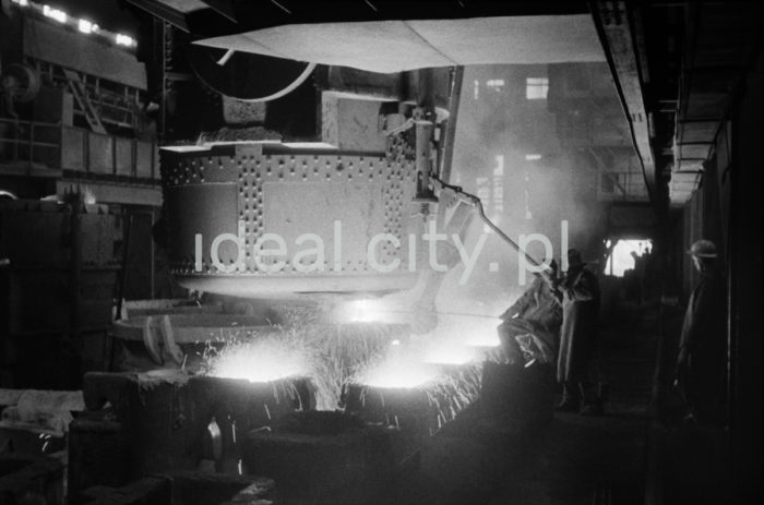 Lenin Metallurgical Combine, Converter Plant, casting hall – tapping steel from an open hearth furnace. 1960s.

Kombinat metalurgiczny im. Lenina, stalownia konwertorowa, hala rozlewnicza – spust stali z pieca martenowskiego, lata 60.

Photo by Henryk Makarewicz/idealcity.pl



