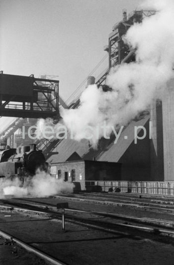 Kombinat metalurgiczny im. Lenina, kompleks Wielkiego Pieca z lokomotywą i fragmentem suwnicy bramowej, lata 60.


fot. Henryk Makarewicz/idealcity.pl



