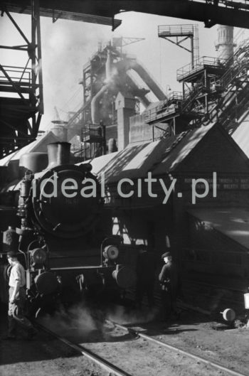 Kombinat metalurgiczny im. Lenina, kompleks Wielkiego Pieca z lokomotywą i fragmentem suwnicy bramowej, lata 60.


fot. Henryk Makarewicz/idealcity.pl



