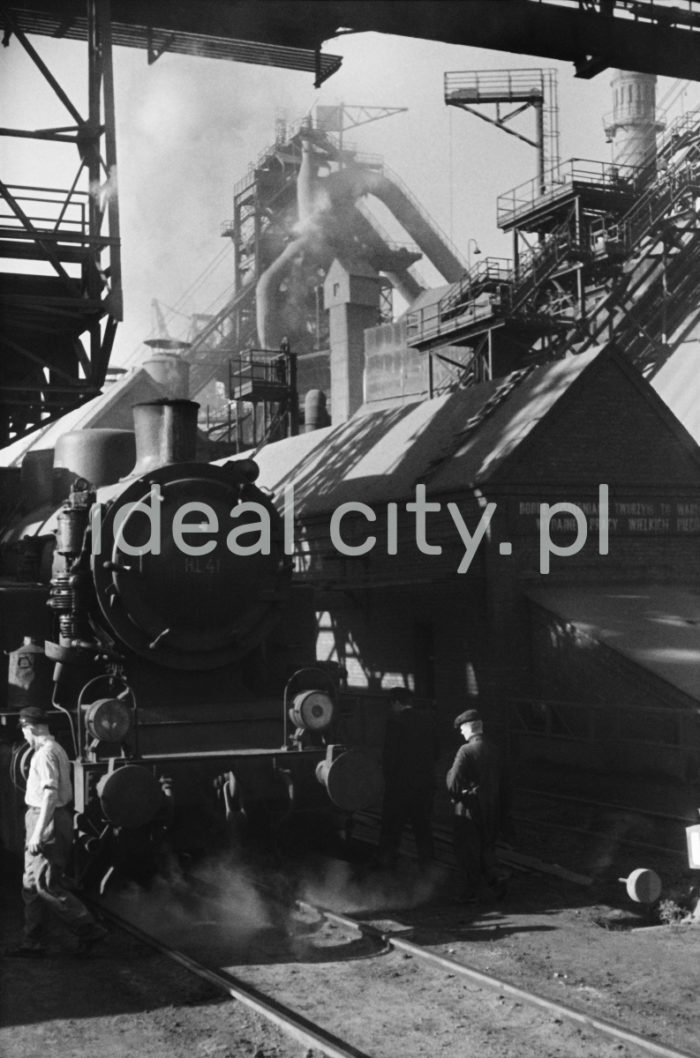 Lenin Metallurgical Combine, Blast Furnace Plant with a locomotive and fragment of a gantry crane. 1960s.

Kombinat metalurgiczny im. Lenina, kompleks Wielkiego Pieca z lokomotywą i fragmentem suwnicy bramowej, lata 60.

Photo by Henryk Makarewicz/idealcity.pl



