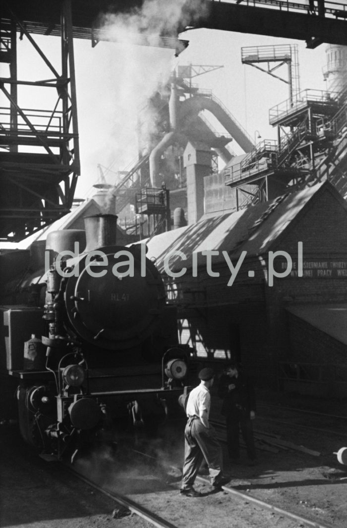 Lenin Metallurgical Combine, Blast Furnace Plant with a locomotive and fragment of a gantry crane. 1960s.

Kombinat metalurgiczny im. Lenina, kompleks Wielkiego Pieca z lokomotywą i fragmentem suwnicy bramowej, lata 60.

Photo by Henryk Makarewicz/idealcity.pl



