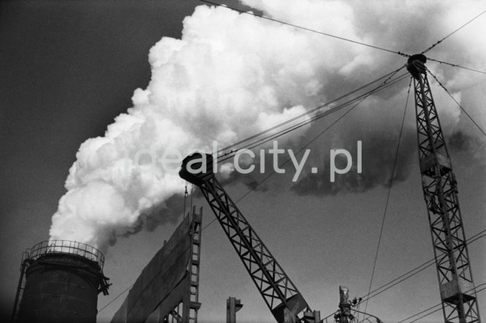 Lenin Metallurgical Combine, constructing a chimney at the Steelworks. Late 1950s or early 1960s.

Kombinat metalurgiczny im. Lenina, prace montażowe przy jednym z kominów huty, koniec lat 50. lub początek lat 60.

Photo by Henryk Makarewicz/idealcity.pl


