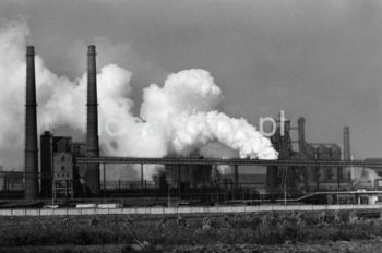 Widok z lotu ptaka na kombinat metalurgiczny im. W. I. Lenina w Nowej Hucie. Lata 60. XXw.

fot. Henryk Makarewicz/idealcity.pl

