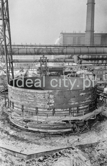 Montaż korpusu Wielkiego Pieca Nr 3, widoczne stalowe korpusy (cargo), około 1956 roku.


fot. Henryk Makarewicz/idealcity.pl
