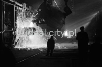 Kombinat metalurgiczny im. Lenina, stalownia martenowska – zalewanie pieca martenowskiego surówką z kadzi surówkowej, lata 60.


fot. Henryk Makarewicz/idealcity.pl




