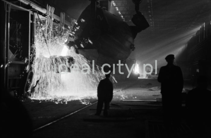 Lenin Metallurgical Combine. Open Hearth Plant – pouring pig iron into an open hearth furnace from a vat. 1960s.

Kombinat metalurgiczny im. Lenina, stalownia martenowska – zalewanie pieca martenowskiego surówką z kadzi surówkowej, lata 60.

Photo by Henryk Makarewicz/idealcity.pl