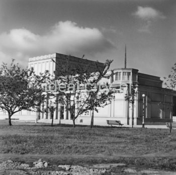 Gmach Teatru Ludowego w Nowej Hucie, wzniesiony w latach 1954-1955 wg projektu architektów Jana Dąbrowskiego i Janusza Ingardena, II połowa lat 50.

fot. Henryk Makarewicz/idealcity.pl

