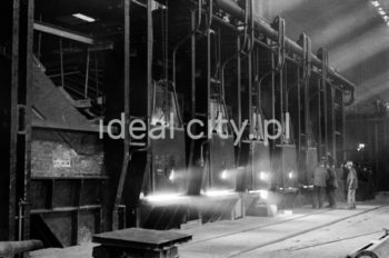Kombinat metalurgiczny im. Lenina, stalownia martenowska – fragment wnętrza hali z piecami, lata 60.


fot. Henryk Makarewicz/idealcity.pl




