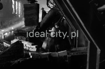 Kombinat metalurgiczny im. Lenina. Wielki Piec – przygotowanie do przebicia otworu spustowego w gardzieli Wielkiego Pieca, lata 60.


fot. Henryk Makarewicz/idealcity.pl



