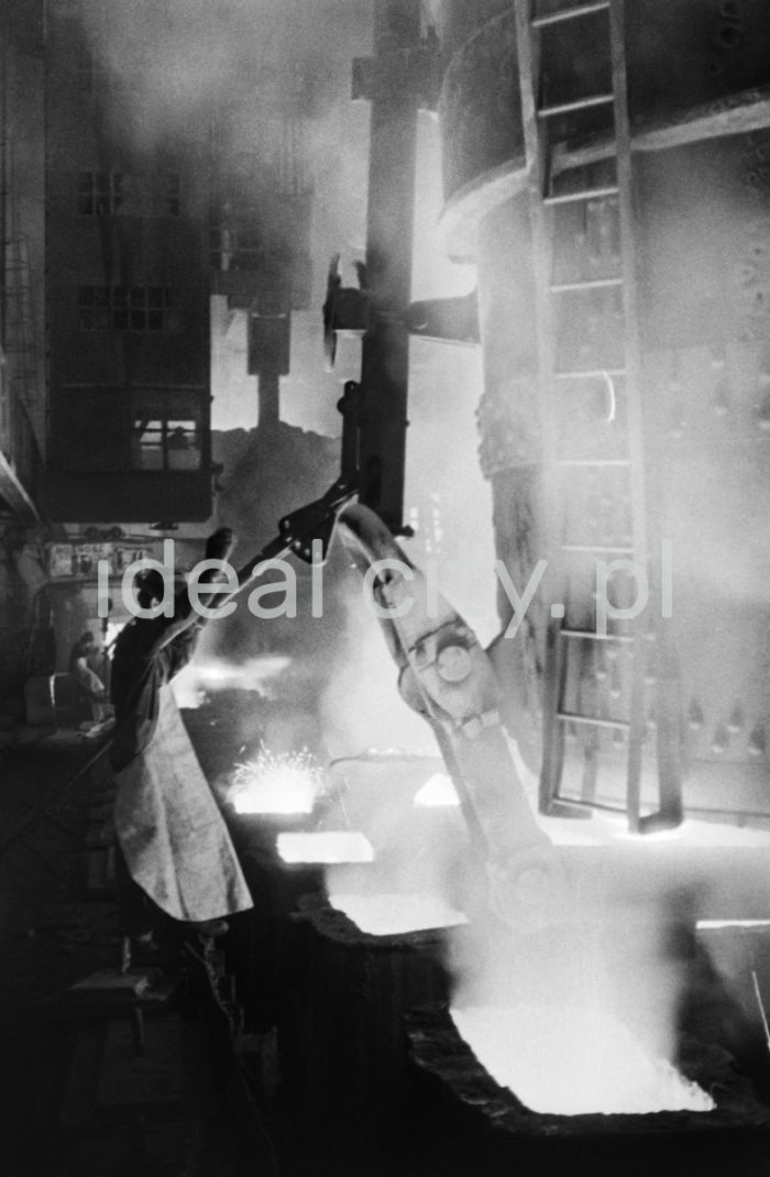 Lenin Metallurgical Combine. Converter Steel Plant – pouring steel into moulds. 1960s.

Kombinat metalurgiczny im. Lenina, stalownia konwertorowa – rozlewanie stali do wlewnic, lata 60.

Photo by Henryk Makarewicz/idealcity.pl


