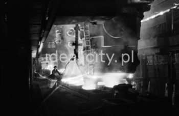 Kombinat metalurgiczny im. Lenina, stalownia konwertorowa – rozlewanie stali do wlewnic, lata 60.


fot. Henryk Makarewicz/idealcity.pl


