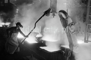 Lenin Metallurgical Combine. Converter Steel Plant – pouring steel into moulds. 1960s.

Kombinat metalurgiczny im. Lenina, stalownia konwertorowa – rozlewanie stali do wlewnic, lata 60.

Photo by Henryk Makarewicz/idealcity.pl



