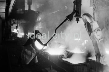 Lenin Metallurgical Combine. Converter Steel Plant – pouring steel into moulds. 1960s.

Kombinat metalurgiczny im. Lenina, stalownia konwertorowa – rozlewanie stali do wlewnic, lata 60.

Photo by Henryk Makarewicz/idealcity.pl



