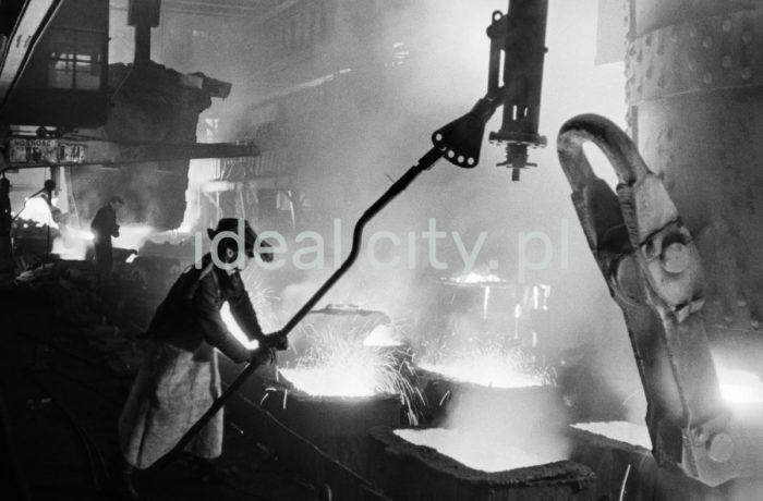 Lenin Metallurgical Combine. Converter Steel Plant – pouring steel into moulds. 1960s.

Kombinat metalurgiczny im. Lenina, stalownia konwertorowa – rozlewanie stali do wlewnic, lata 60.

Photo by Henryk Makarewicz/idealcity.pl


