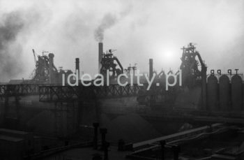 Kombinat metalurgiczny im. Lenina, widok w kierunku trzech Wielkich Pieców, na pierwszym planie widoczne mosty przeładunkowe z suwnicami bramowymi, lata 60.


fot. Henryk Makarewicz/idealcity.pl


