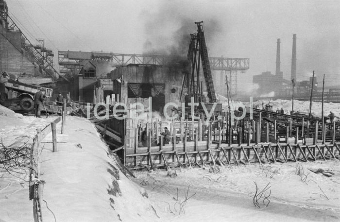 Expansion of the Lenin Metallurgical Combine. 1960s.

Rozbudowa kombinatu metalurgicznego Huty im. Lenina, lata 60. XX w.

Photo by Henryk Makarewicz/idealcity.pl
