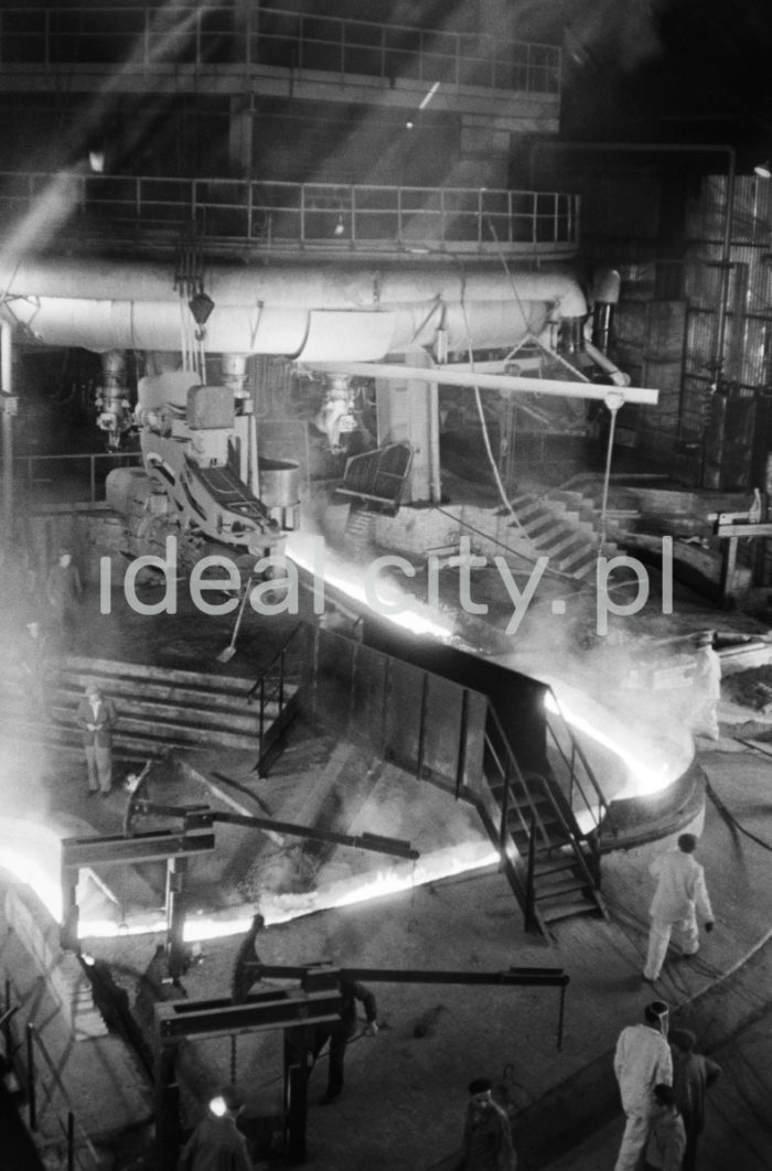 Lenin Metallurgical Combine. Blast Furnace – pig iron tapped off from blast furnace throat. 1960s.

Kombinat metalurgiczny im. Lenina, Wielki Piec – spust surówki z gardzieli Wielkiego Pieca, lata 60.

Photo by Henryk Makarewicz/idealcity.pl



