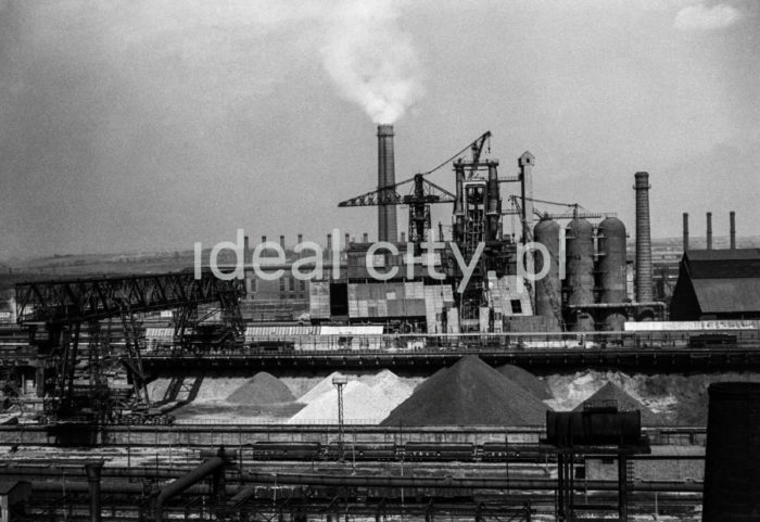 Lenin Metallurgical Combine, Blast Furnace Plant with a handling platform at the raw material storage yard. 1960s.

Kombinat metalurgiczny im. Lenina, rejon Wielkiego Pieca wraz z mostem przeładunkowym na składowisku surowców, lata 60.

Photo by Henryk Makarewicz/idealcity.pl


