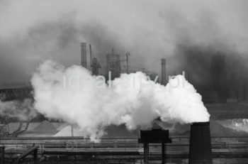 Kombinat metalurgiczny im. Lenina, rejon Wielkiego Pieca wraz z mostem przeładunkowym na składowisku surowców, lata 60.

fot. Henryk Makarewicz/idealcity.pl



