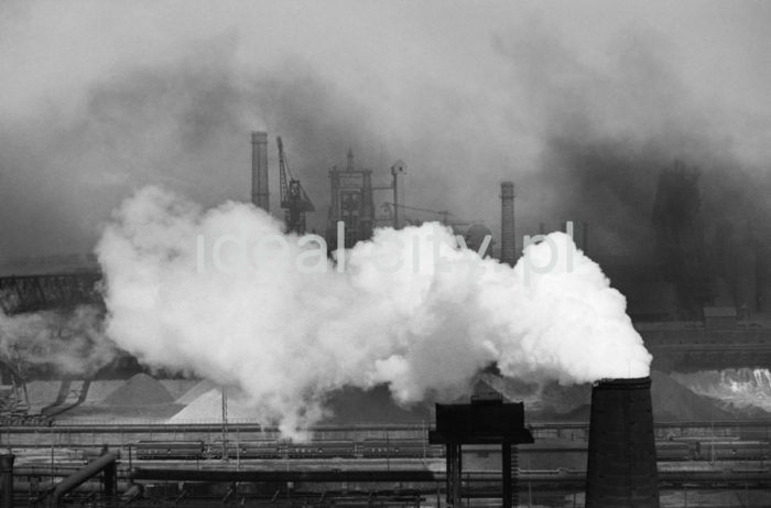 Lenin Metallurgical Combine, Blast Furnace Plant with a handling platform at the raw material storage yard. 1960s.

Kombinat metalurgiczny im. Lenina, rejon Wielkiego Pieca wraz z mostem przeładunkowym na składowisku surowców, lata 60.

Photo by Henryk Makarewicz/idealcity.pl



