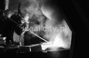 Kombinat metalurgiczny im. Lenina, Wielki Piec – przebijanie otworu spustowego w gardzieli Wielkiego Pieca, lata 60.


fot. Henryk Makarewicz/idealcity.pl


