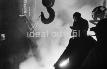 Kombinat metalurgiczny im. Lenina, prace przy Wielkim Piecu, lata 60. XXw.

fot. Henryk Makarewicz/idealcity.pl


