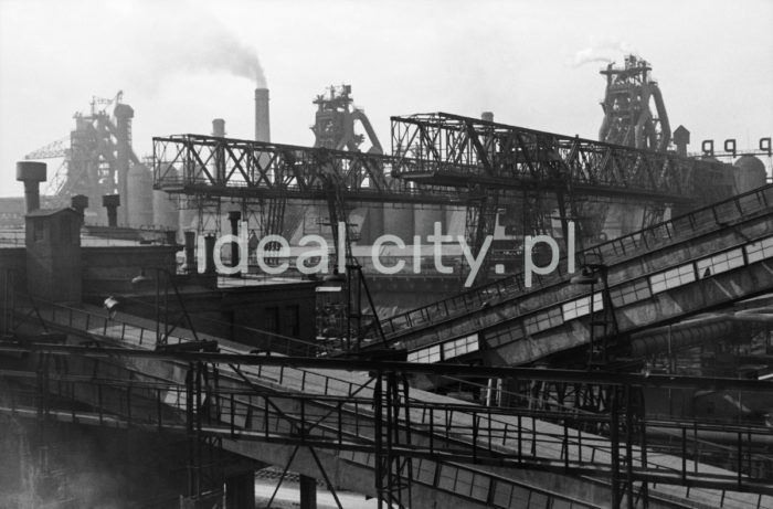 Lenin Metallurgical Combine. View of three Blast Furnaces, reloading ramps at the raw material storage yard, gantry cranes and conveyors in the foreground. 1960s.

Kombinat metalurgiczny im. Lenina, widok w kierunku trzech Wielkich Pieców, na pierwszym planie widoczne mosty przeładunkowe na składowisku surowców z suwnicami bramowymi oraz galerie taśmociągów, lata 60.

Photo by Henryk Makarewicz/idealcity.pl



