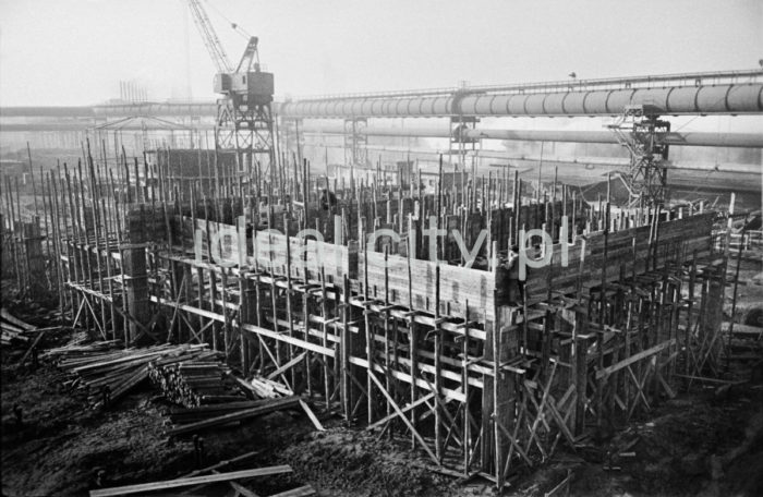 Building the Sinter Plant. Ca. 1953.

Plac budowy Aglomerowni, około 1953 r.

Photo by Henryk Makarewicz/idealcity.pl
