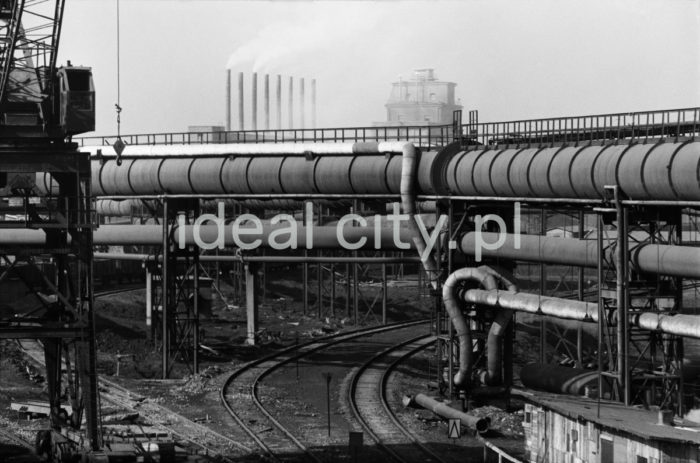 Lenin Metallurgical Combine. Pipelines and gas installation at the steelworks. 1960s.

Kombinat metalurgiczny im. Lenina, fragmenty rurociągów i instalacji chemicznych na terenie huty, lata 60.

Photo by Henryk Makarewicz/idealcity.pl


