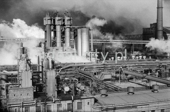 Lenin Metallurgical Combine, Blast Furnace Plant with electrofilters in the centre. 1960s.

Kombinat metalurgiczny im. Lenina, rejon Wielkich Pieców – w części centralnej widoczne elektrofiltry, lata 60.

Photo by Henryk Makarewicz/idealcity.pl



