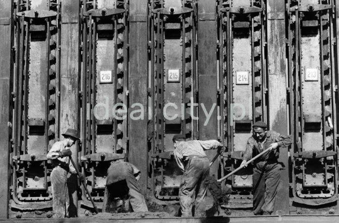 Lenin Metallurgical Combine, Coking Works. 1960s.

Kombinat metalurgiczny im. Lenina, rejon Zakładu Koksochemicznego, lata 60.

Photo by Henryk Makarewicz/idealcity.pl


