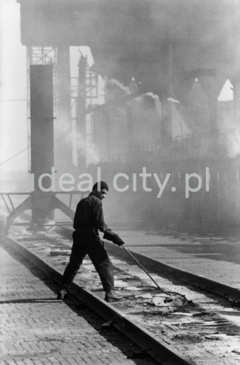 Zakład Koksochemiczny kombinatu metalurgicznego Huty im. Lenina, koniec lat 50. XXw. Koksownia to zakład przemysłowy, w którym w piecach koksowniczych poddaje się odgazowaniu węgiel kamienny i otrzymuje się koks, gaz koksowniczy, benzol, wodę amoniakalną i smołę pogazową (wykorzystywaną między innymi do produkcji środków ochrony roślin, lekarstw, barwników, mas plastycznych oraz materiałów wybuchowych.

fot. Henryk Makarewicz/idealcity.pl


