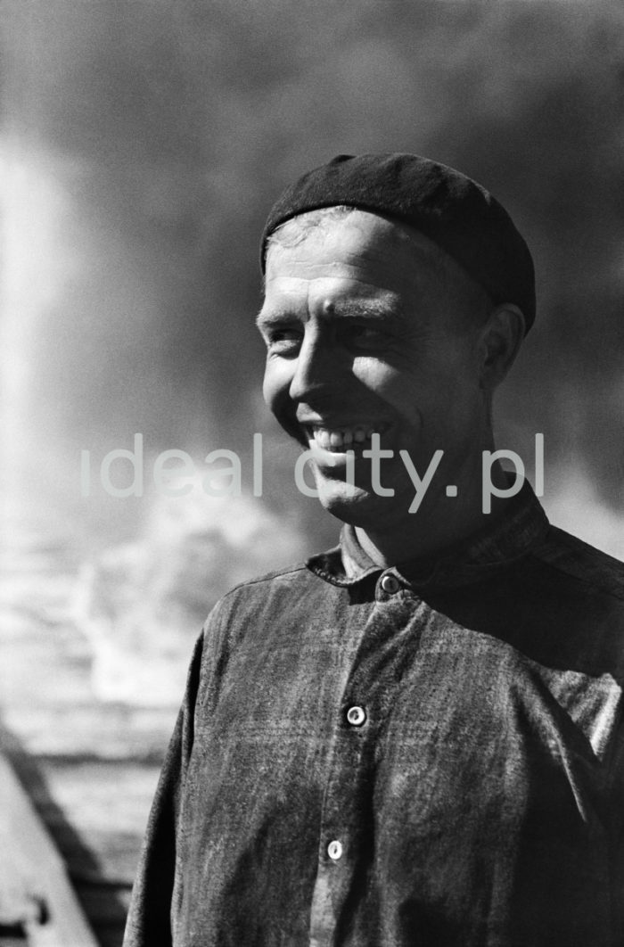 Worker of the Coking Works at the Lenin Metallurgical Combine, late 1950s. The coking plant is an industrial plant for degasifying anthracite to obtain coke, coal gas, BTX, ammonia hydroxide, and coal tar (used mostly for manufacturing pesticides, medicines, dyes, modelling clay, and explosives).

Pracownik Zakładu Koksochemicznego kombinatu metalurgicznego Huty im. Lenina, koniec lat 50. Koksownia to zakład przemysłowy, w którym w piecach koksowniczych poddaje się odgazowaniu węgiel kamienny i otrzymuje się koks, gaz koksowniczy, benzol, wodę amoniakalną i smołę pogazową (wykorzystywaną między innymi do produkcji środków ochrony roślin, lekarstw, barwników, mas plastycznych oraz materiałów wybuchowych).

Photo by Henryk Makarewicz/idealcity.pl


